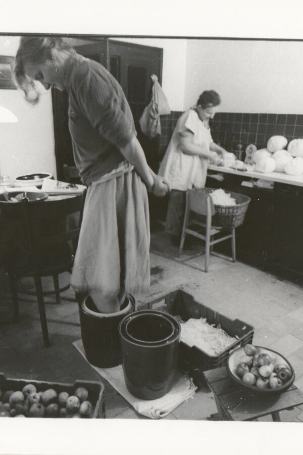 Miroslav Hucek, Šlapání zelí, z cyklu U nás na Zbraslavi, 1984